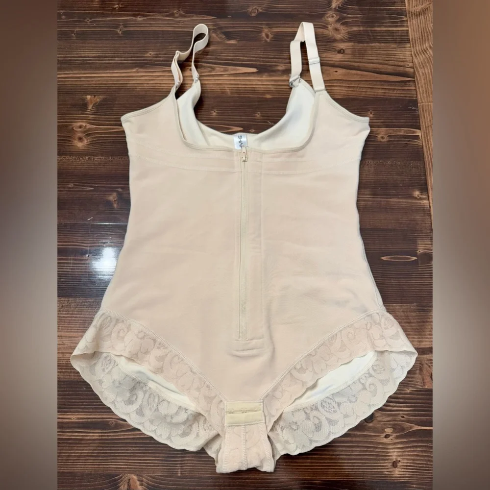 NWOT Shaperx Seamless Beige Shapewear‎ Bodysuit with Lace Trim 2XL
